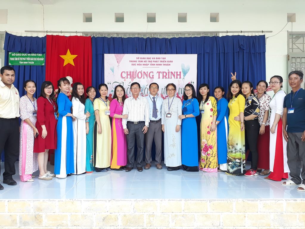 Trung tâm Hỗ trợ phát triển giáo dục hòa nhập tỉnh Ninh Thuận tổ chức chương trình “Thắp sáng ước mơ” với nhiều hoạt động có ý nghĩa nhân kỷ niệm ngày Người khuyết tật Việt Nam 18/4.